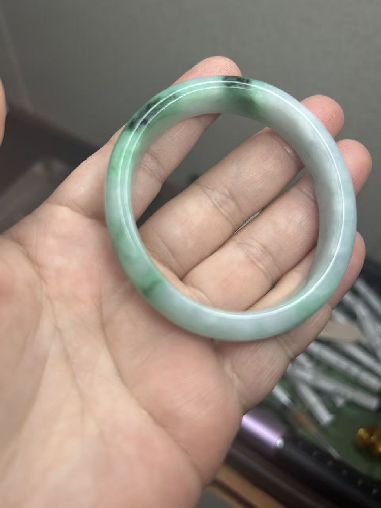 很多人玉镯断裂后纠结要不要修复